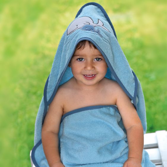 Wörner Hooded bath towel GOTS 80 x 80 cm - whale family - crystal blue